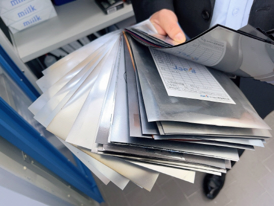 BMW 코오롱모터스 춘천 서비스센터 최호영 지점장이 다양한 차량의 배합 샘플을 보여주고 있다. 장우진 기자